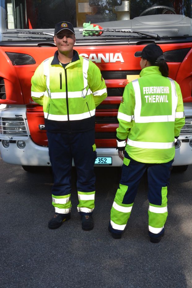 Model mit Brandschutzkleidung